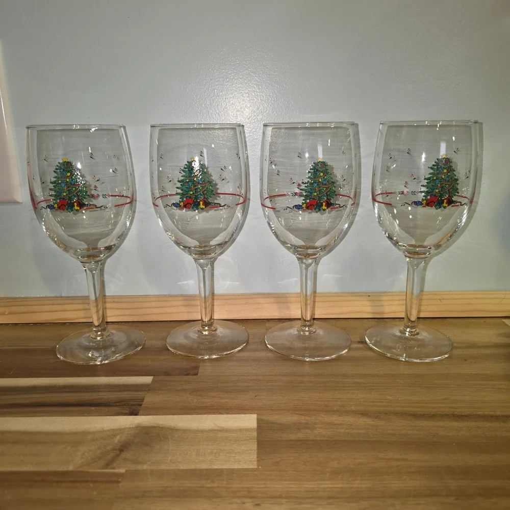 Set of 4 Christmas‎ Tree Wine Glasses Holiday Stemware Festive Drinkware Clear